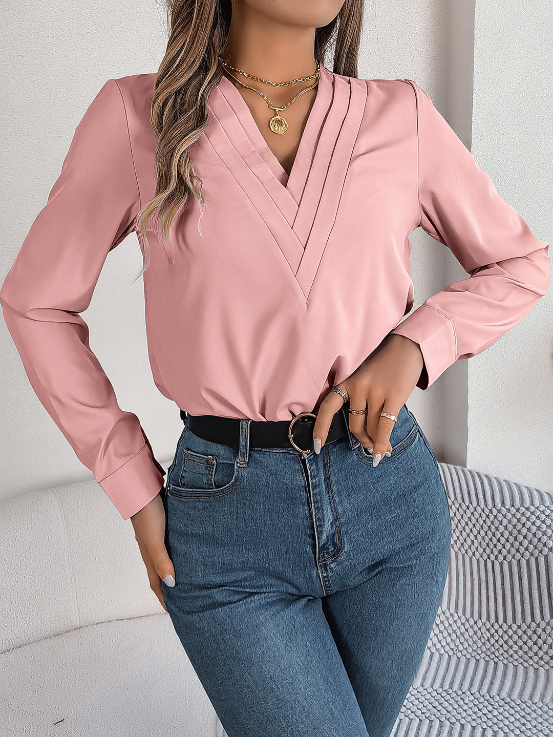 Damebluse med V-hals og elegante folder Stilla