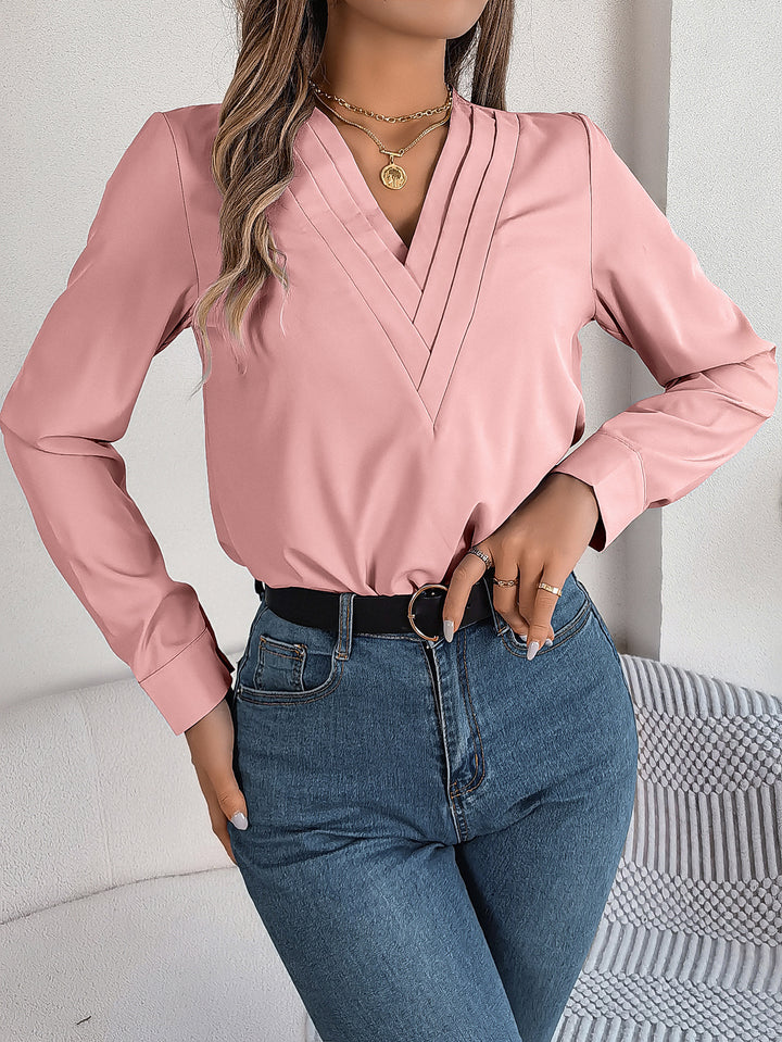 Damebluse med V-hals og elegante folder Stilla
