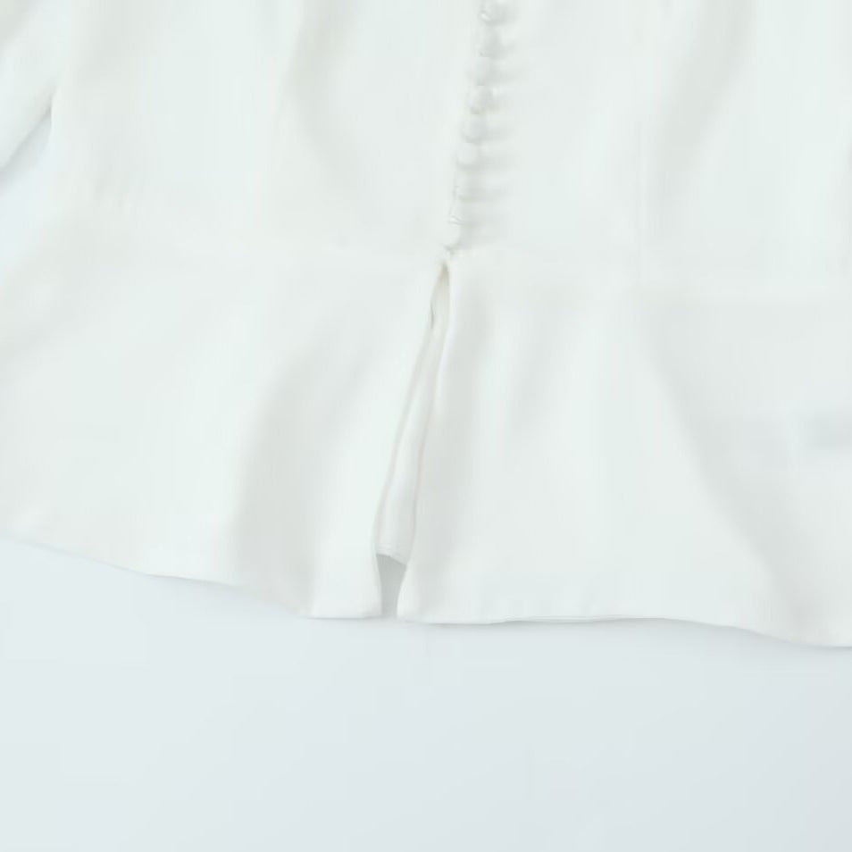 Damebluse med raffinerede puffærmer og elegant rygudskæring Stilla