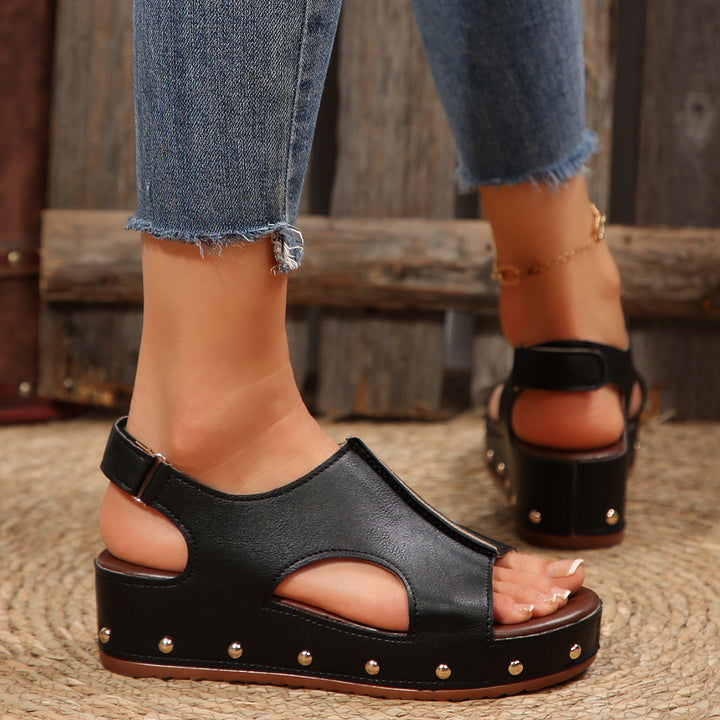 Dame Wedge-sandaletter med fashionable cut-outs og glitrende nitter Stilla