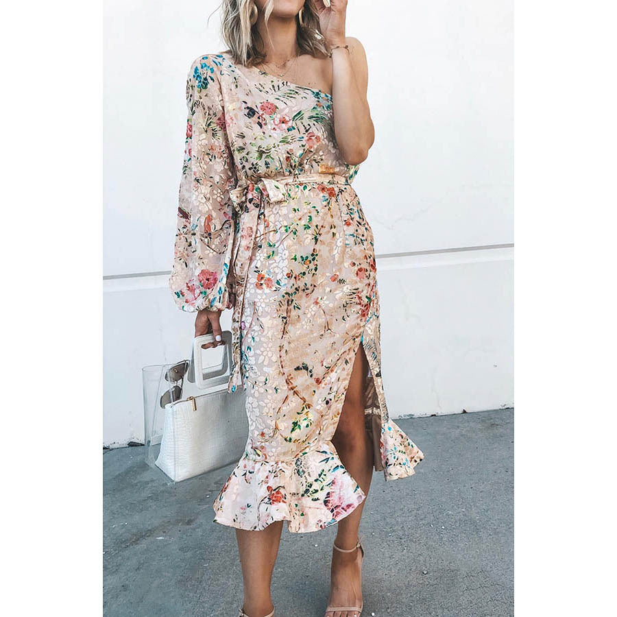 Dame aftenrobe med asymmetrisk design og florale applikationer Stiila