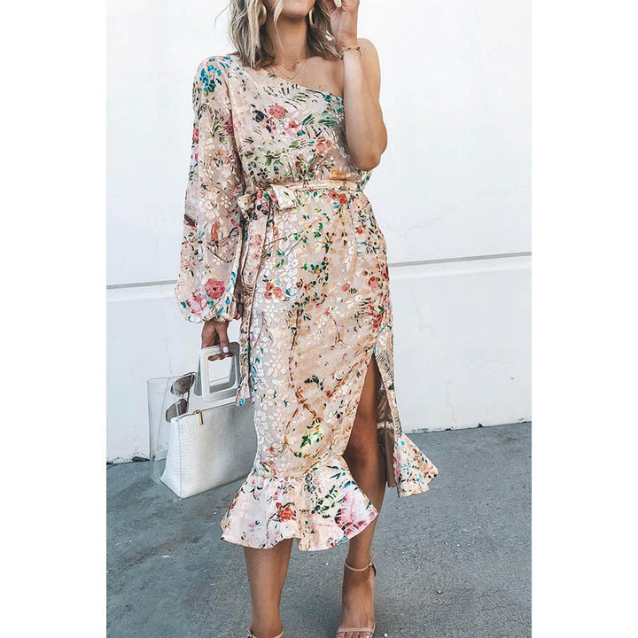 Dame aftenrobe med asymmetrisk design og florale applikationer Stiila