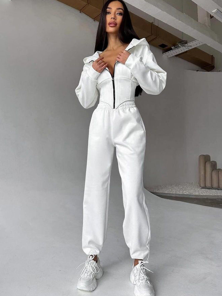 Kvindernes figur-flatterende jumpsuit med skræddersyet design og sporty hætte Skovae