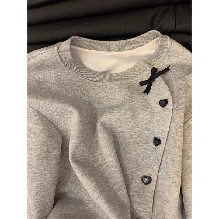 Femme Korte Button-Front Sweatshirt med Hjerte Detalje Stilla