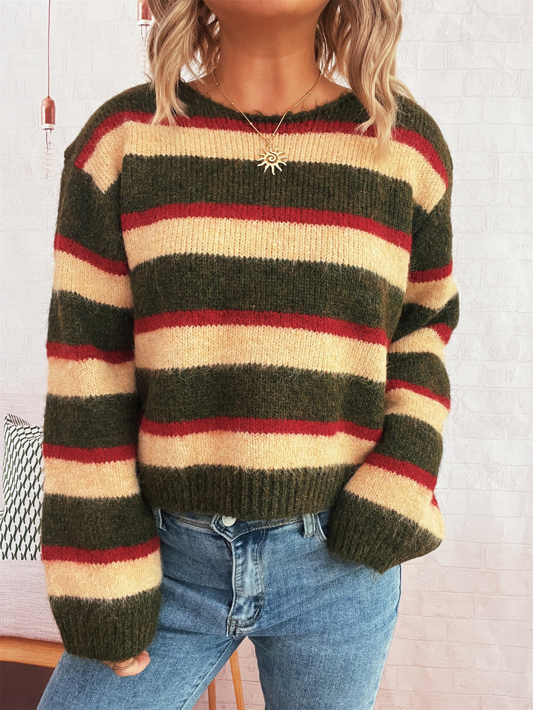 Kvinders afslappede strikket sweater med farverigt stribet mønster og brede ærmer Stilla