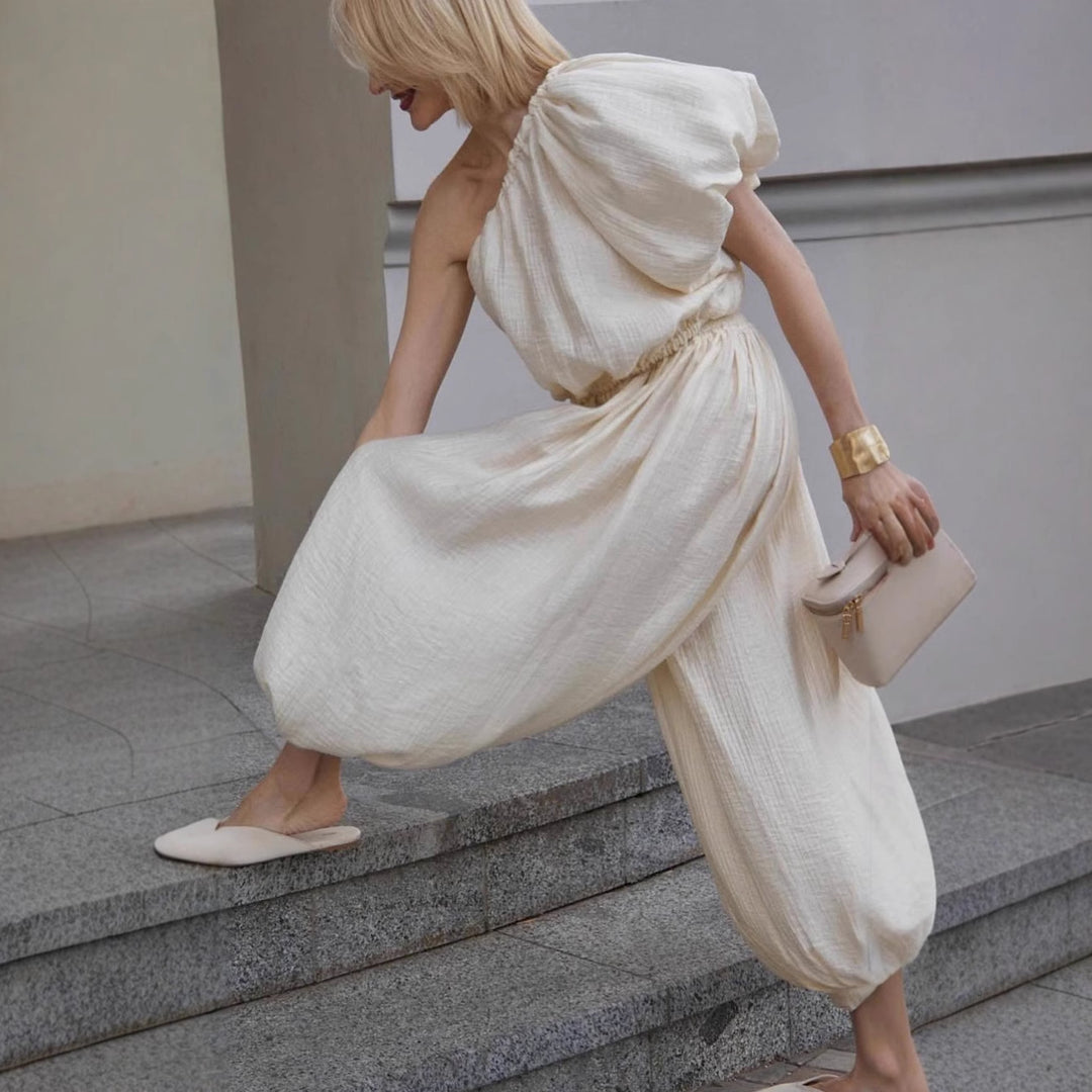 Dame Oversized Jumpsuit med asymmetrisk snit og luftige detaljer Stilla