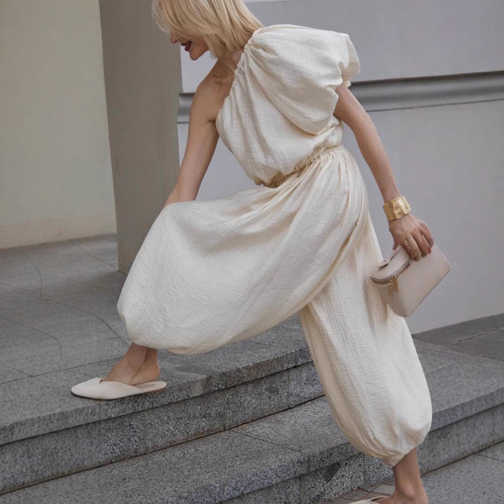 Dame Oversized Jumpsuit med asymmetrisk snit og luftige detaljer Stilla