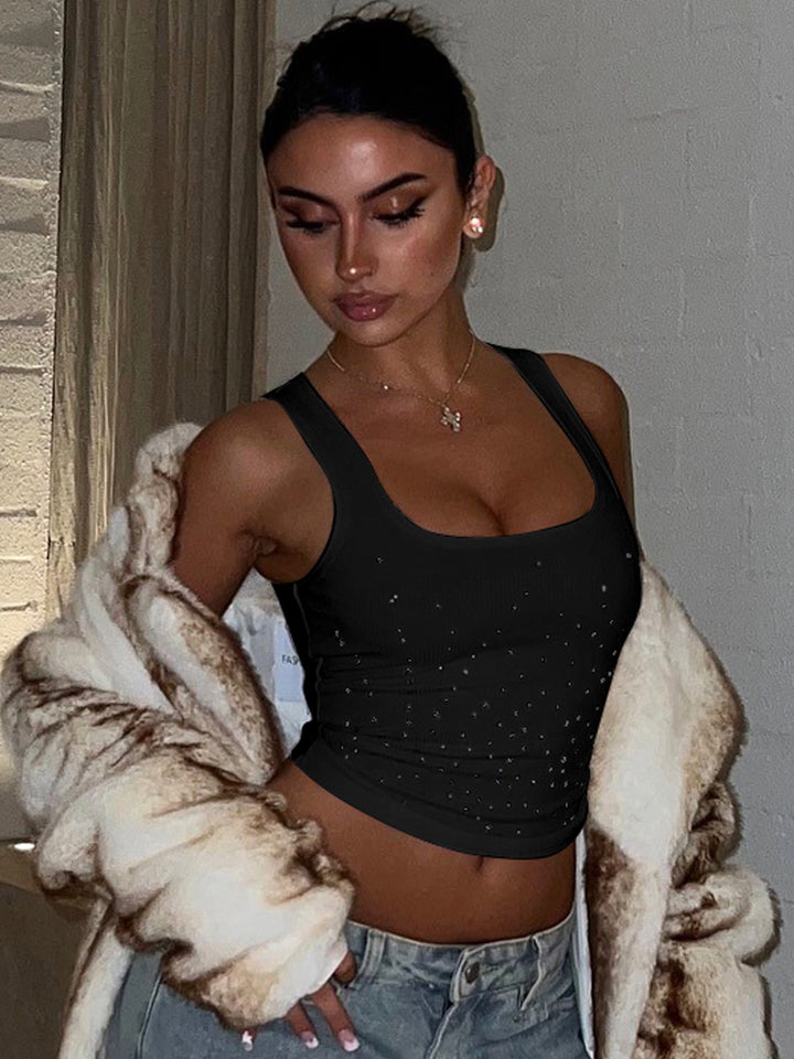 Dame crop top med glitrende strass accenter og figursyet snit Stilla