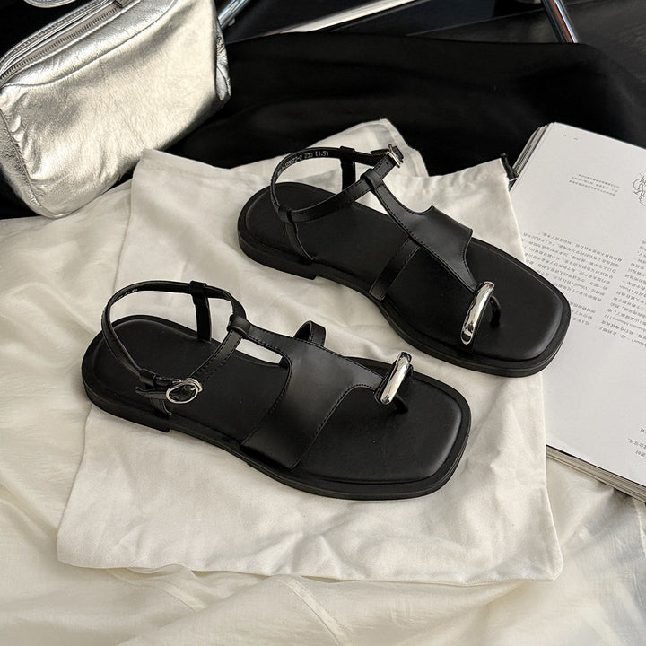 Femme Elegante Sandaler med remme og metalliske detaljer Stilla