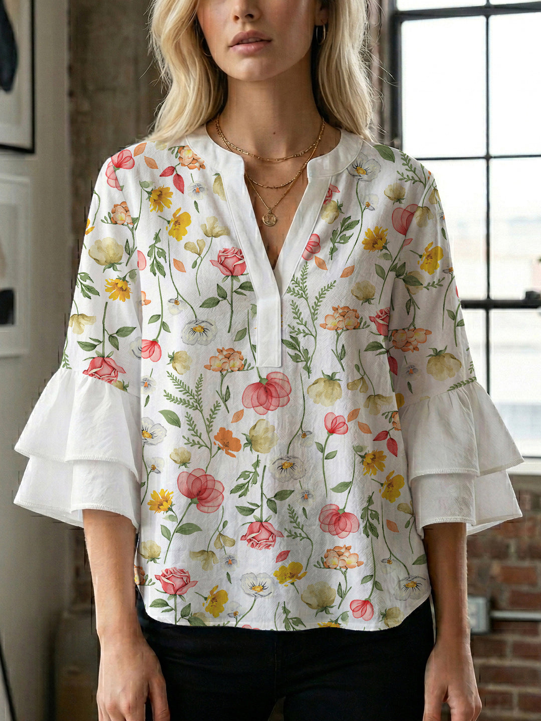 Dame skjorte med voluminøse ærmer og blomsterdesign Skovae