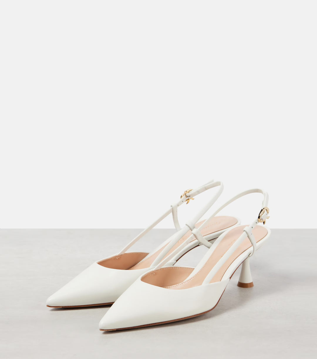 Femme spidse tæer slingback pumps med elegant remdetalje Stilla