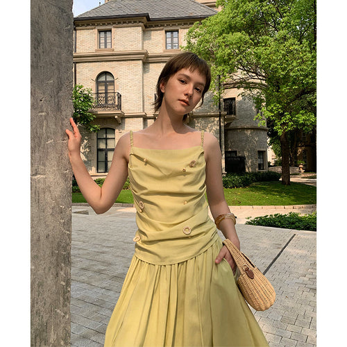 Dame top med raffinerede knapdetaljer og elegant drapering Stilla