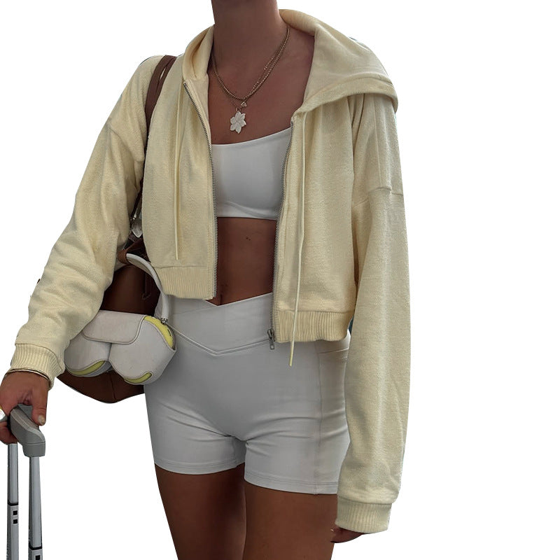 Dame afslappet sportstøjsæt med cropped top og komfortable shorts Skovae