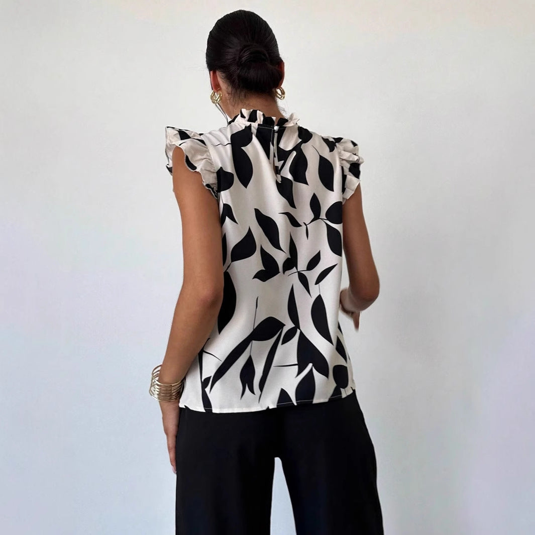 Damebluse med flæsedetaljer og blomsterdesign Stilla