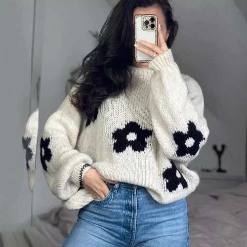 Dame hyggelig strikket sweater med unikt blomsterdesign Stilla