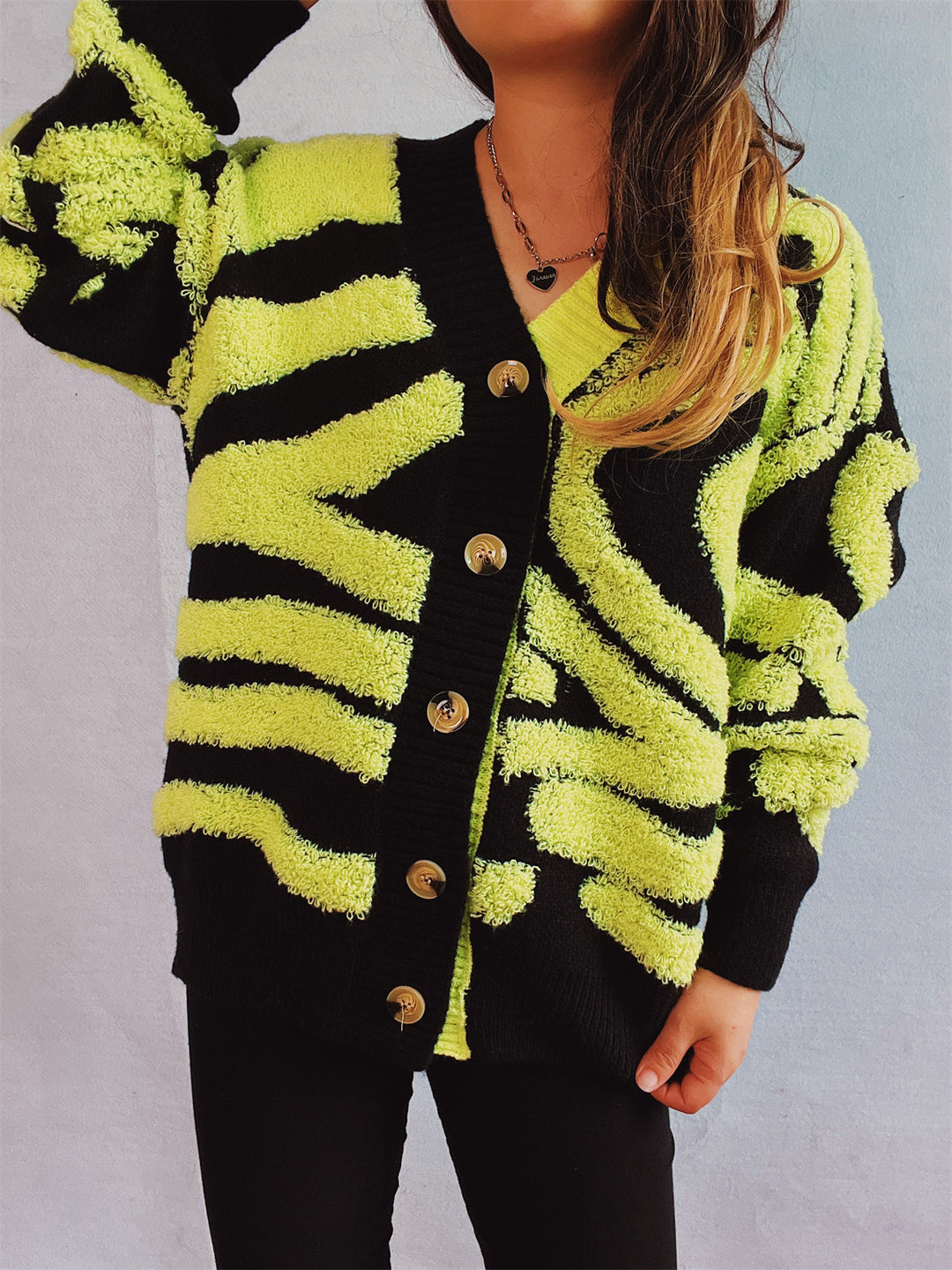 Kvinders fashionable cardigan med grafisk mønster og luksuriøse knapper Stilla