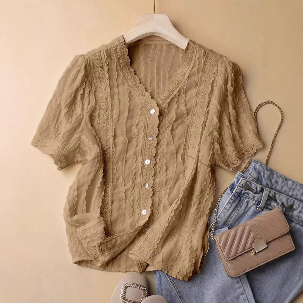 Damebluse med romantiske tafler og filigran knapliste Stilla