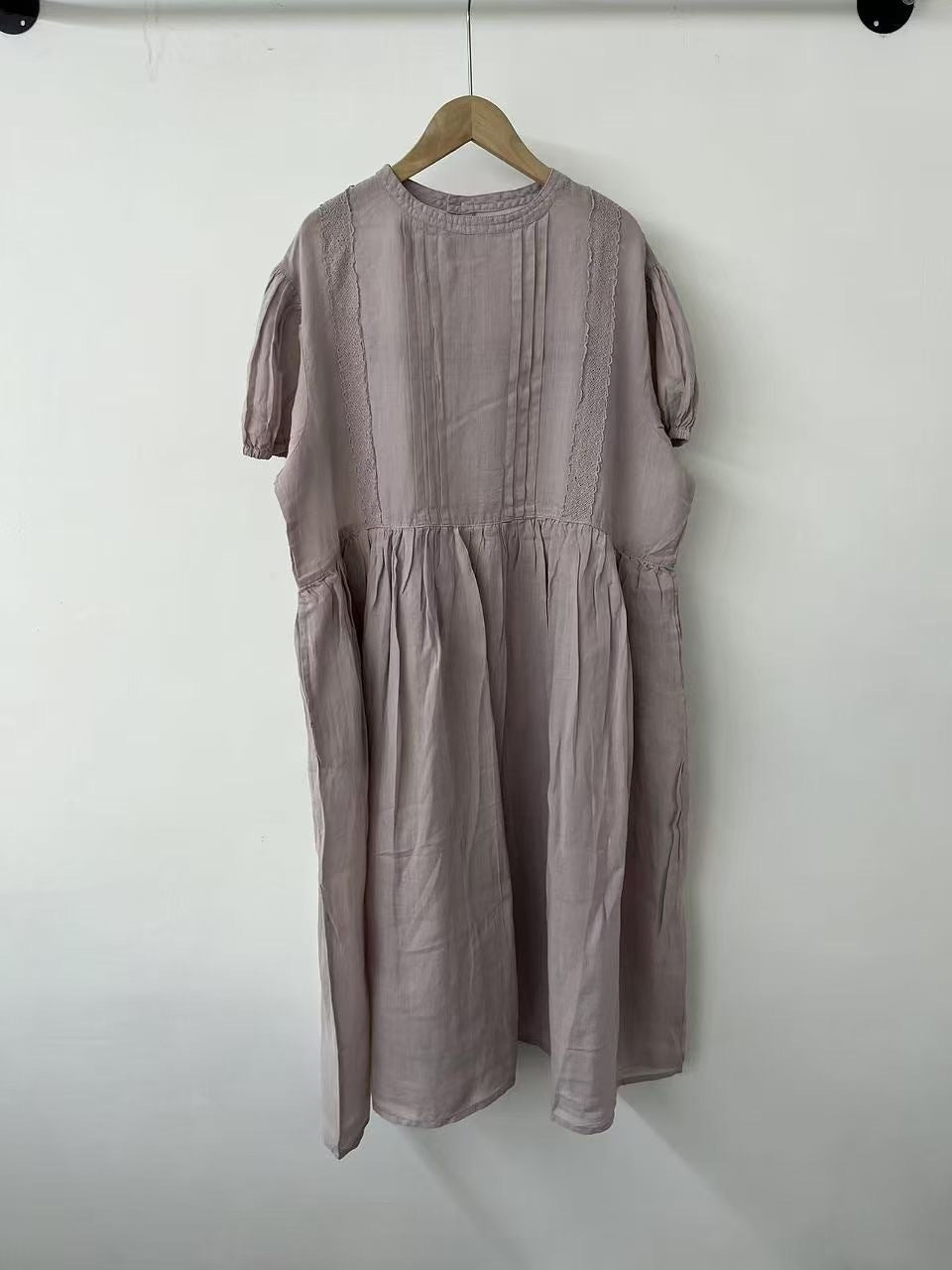 Femme Elegante bomulds-midi-kjole med foldedetaljer Stilla