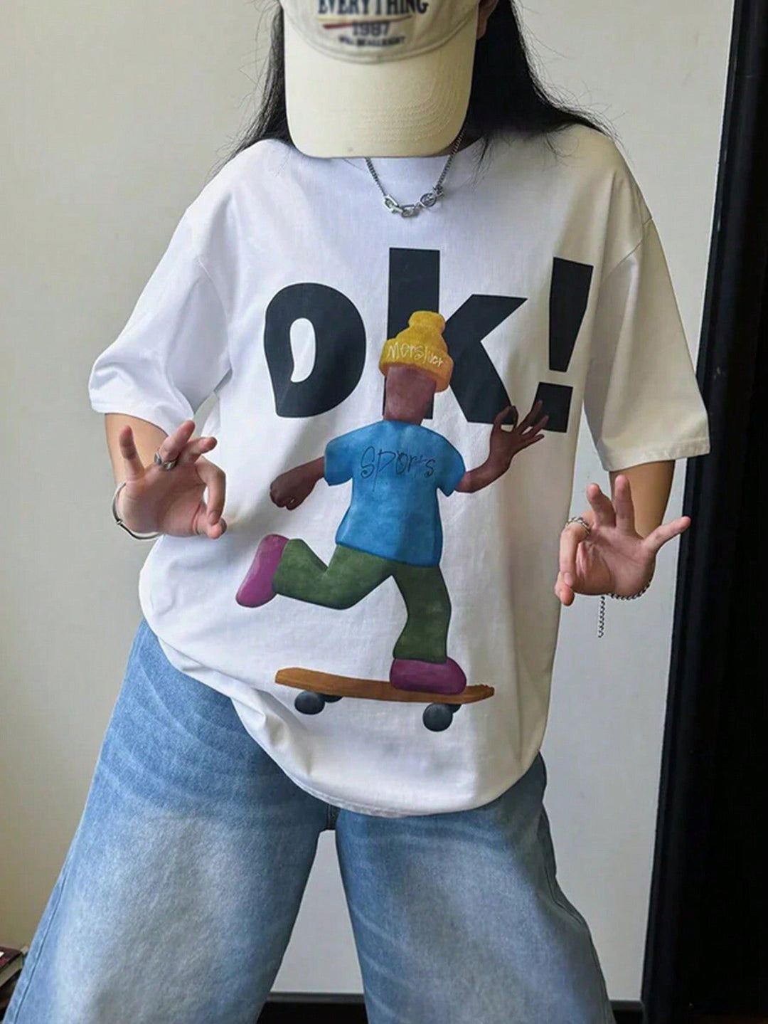 Dame T-shirt med kunstnerisk skeletmotiv og unikt tryk Skovae
