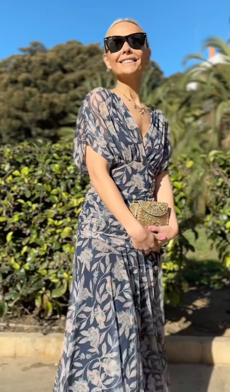 Dame aftenkjole med raffineret vikledesign og svajende nederdel Stilla