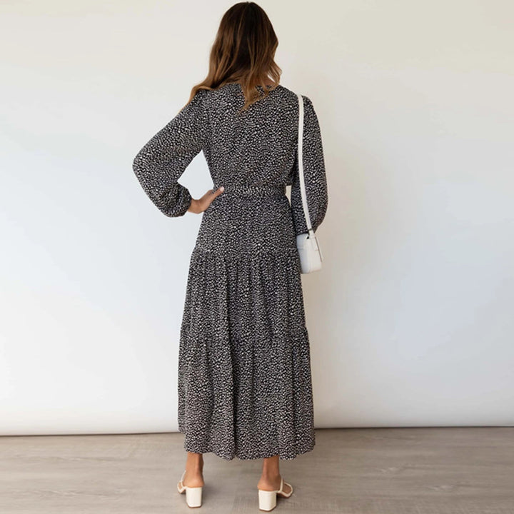 Dameviklet-maxi-kjole med elegant lagdelt nederdel Stilla