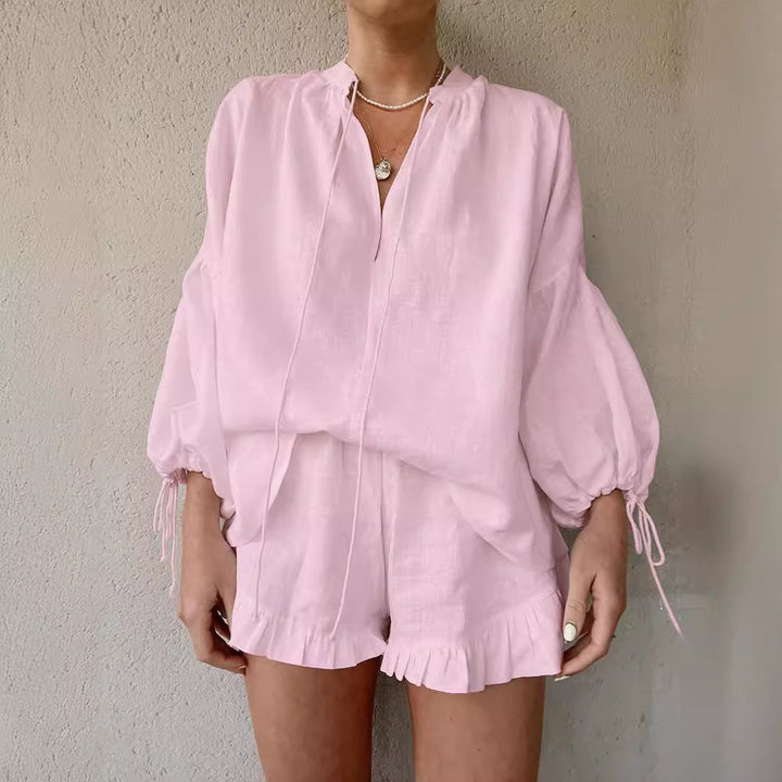 Dame afslappet linned-outfit med afslappet top og shorts Stilla