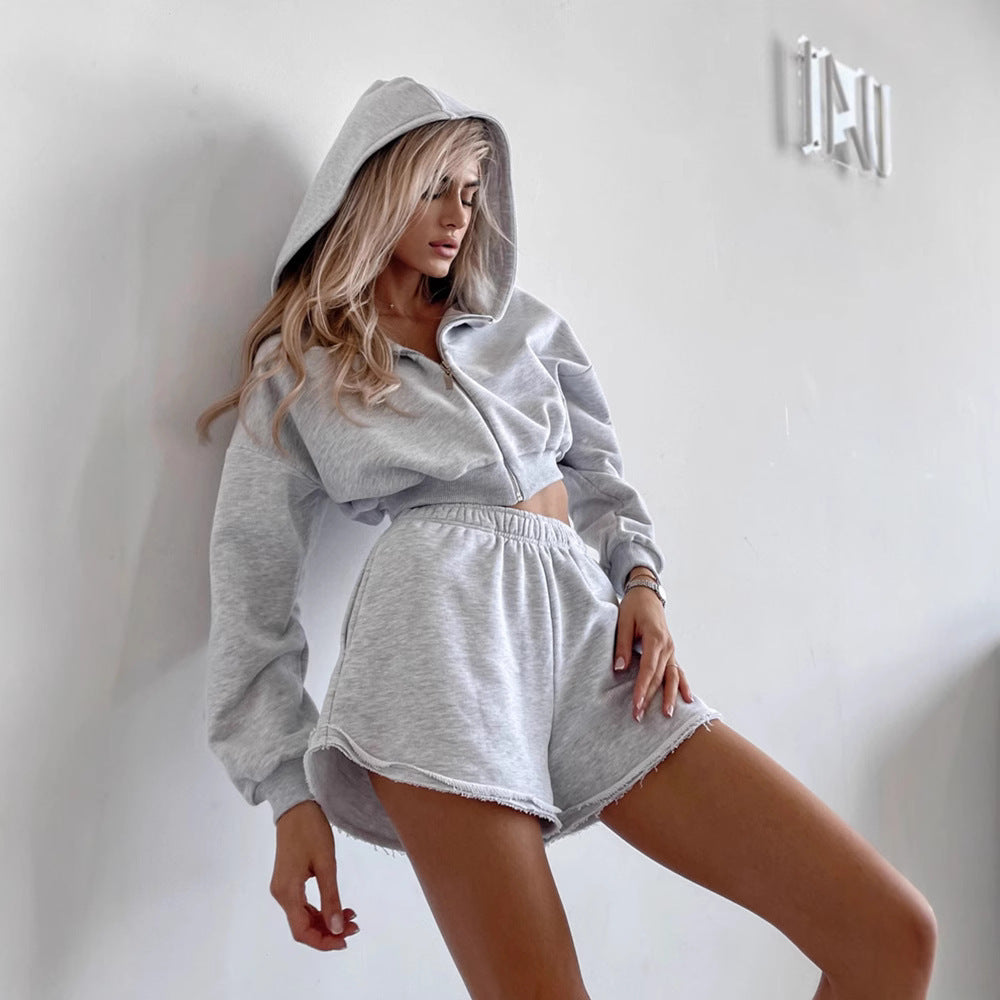 Kvindernes sporty loungewear sæt med cropped hoodie og casual shorts