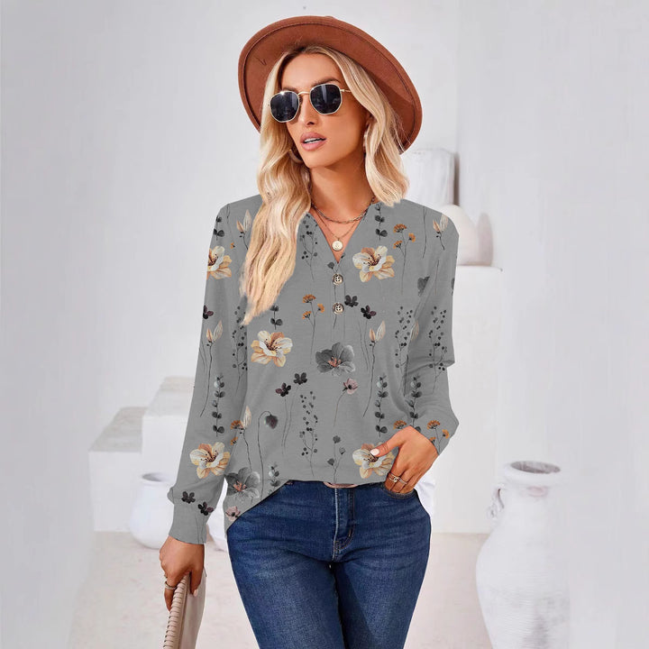 Damebluse med florale mønstre og moderne knapdetaljer Stilla
