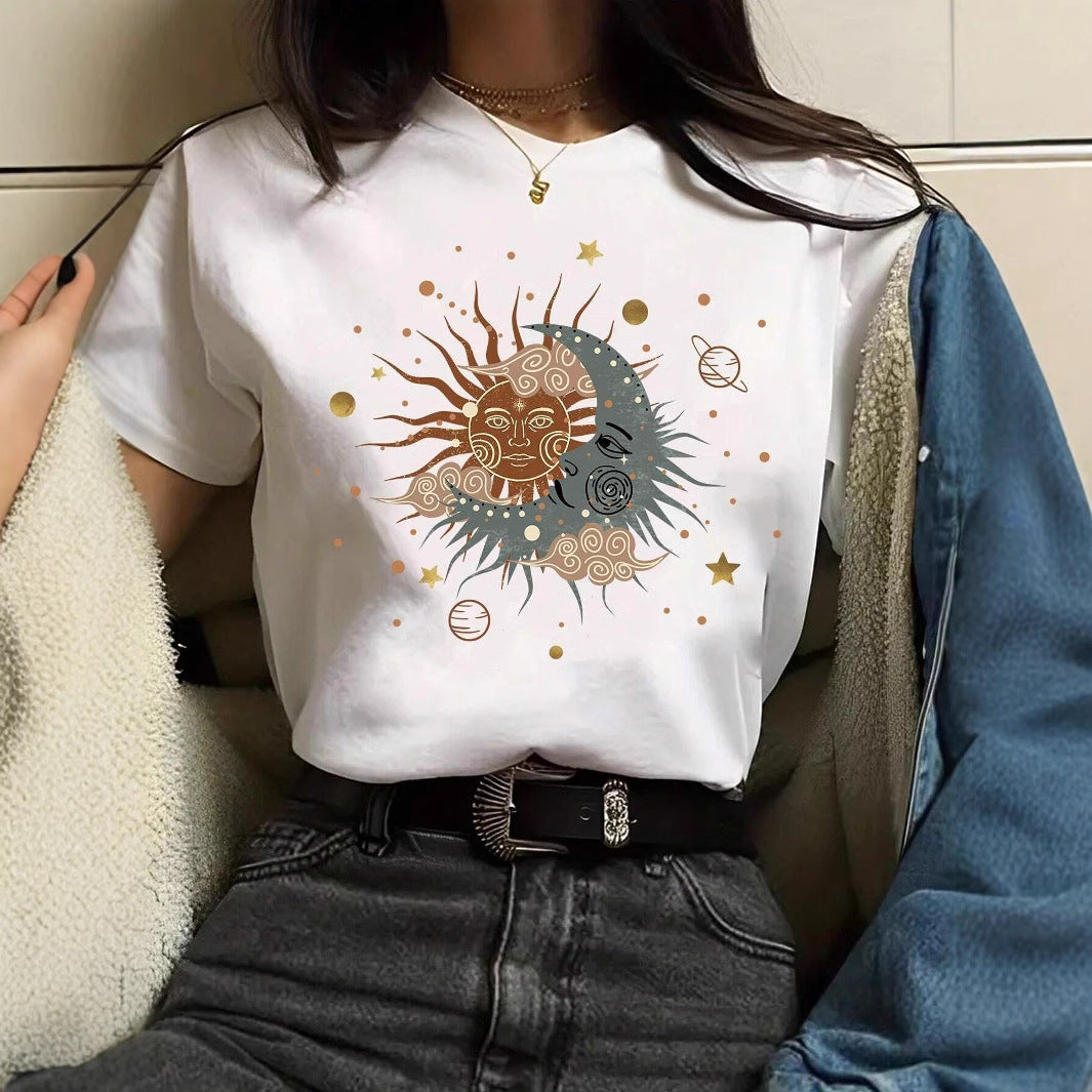 Dame T-shirt med kreativ grafisk tryk og luksuriøse paillet accenter Skovae