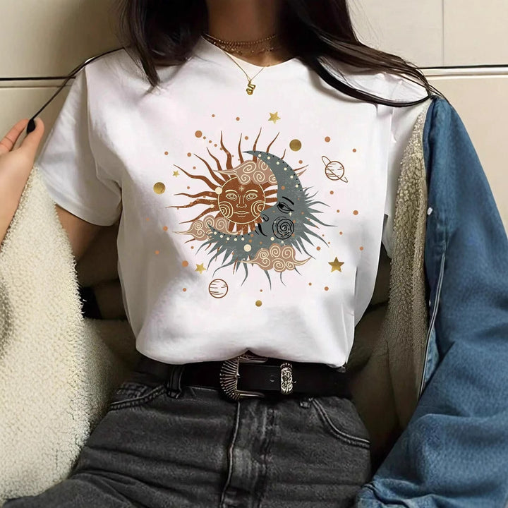 Dame T-shirt med kreativ grafisk tryk og luksuriøse paillet accenter Skovae