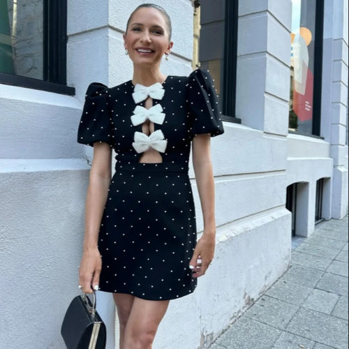Dame velourkjole med artistiske sløjfer og skinnende accenter Stilla
