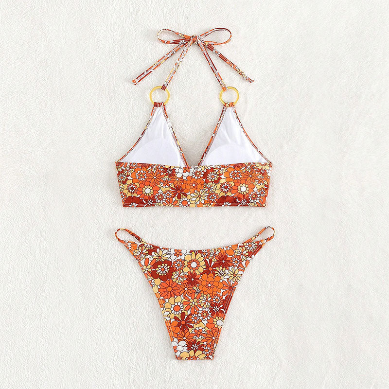 Dame triangel-bikini med moderigtige blomsterdesign og elegante ringdetaljer Skovae