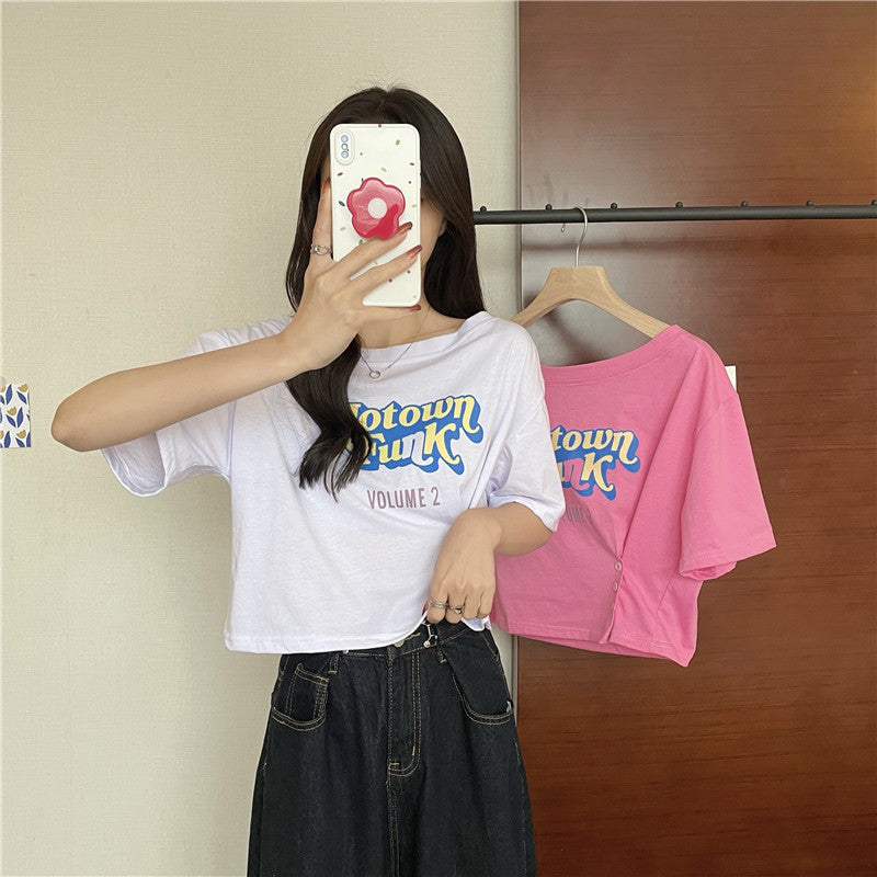 Femme Skåret Grafisk T-Shirt med Vintage-tryk Stilla