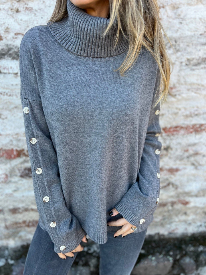 Kvinders sweater med høj hals og dekorative knapdetaljer Stilla