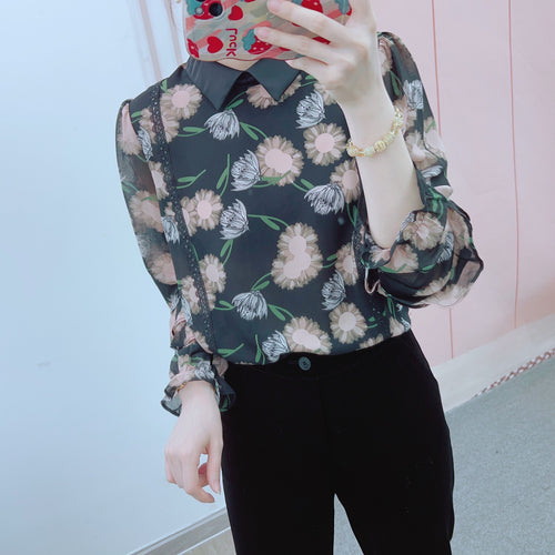 Dame blomsterpræget chiffonbluse med flæsedetaljer og elegant krave Stilla