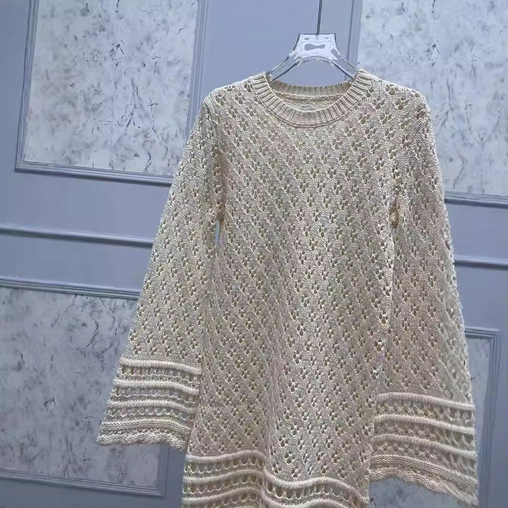 Dame strikkjole med raffinerede hulmønstre og elegante volangdetaljer Stilla