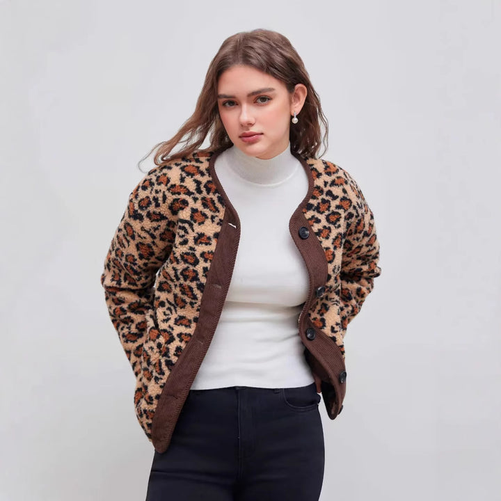 Dame hyggelig fleecejakke i trendy leopardmønster med praktiske lommer Stilla