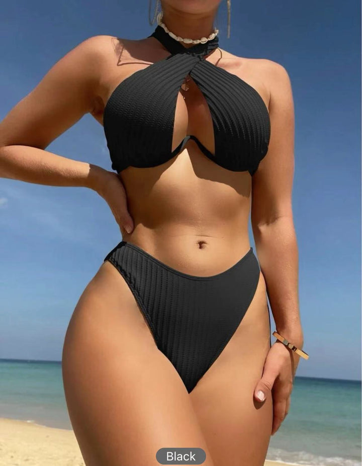 Dame højt skåret bikini-sæt med raffineret cut-out-design og stilige stropper Stilla