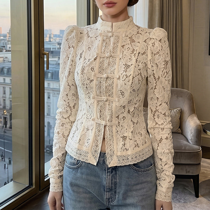 Dame spidsbluse med strukturerede detaljer og elegant ståkrave Skovae