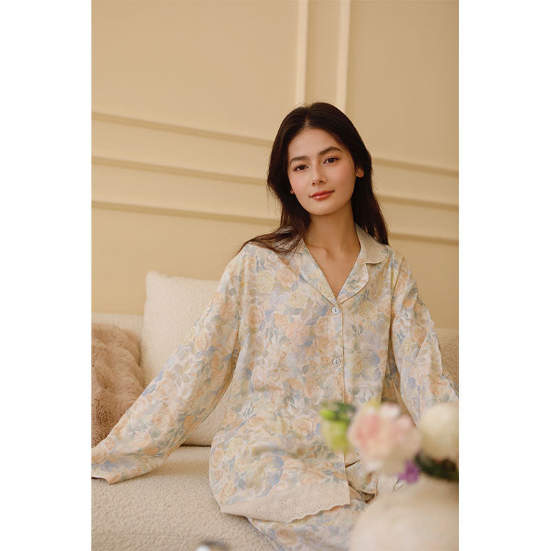 Dame pyjamassæt med delikat blomstermønster og elegant spids Stilla