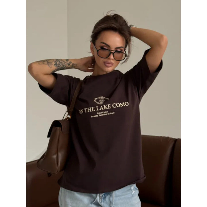 Dame T-shirt med elegant tekst og moderne casual-snit Stilla