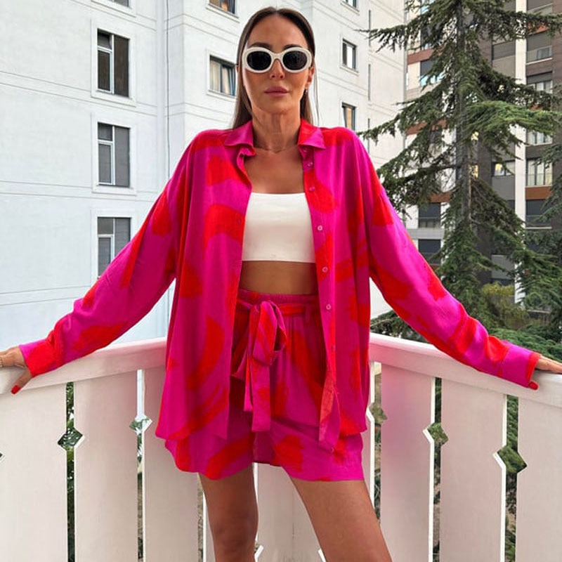 Dame behagelig sommeroverdel- og shorts-kombination Stilla