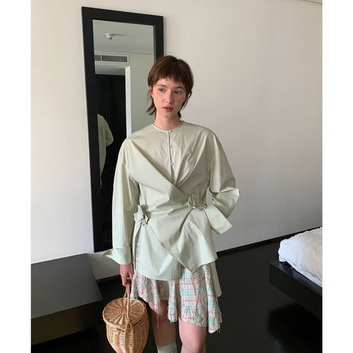 Dame Oversized Bluse med innovative plissé detaljer og dekorativ kant Stilla