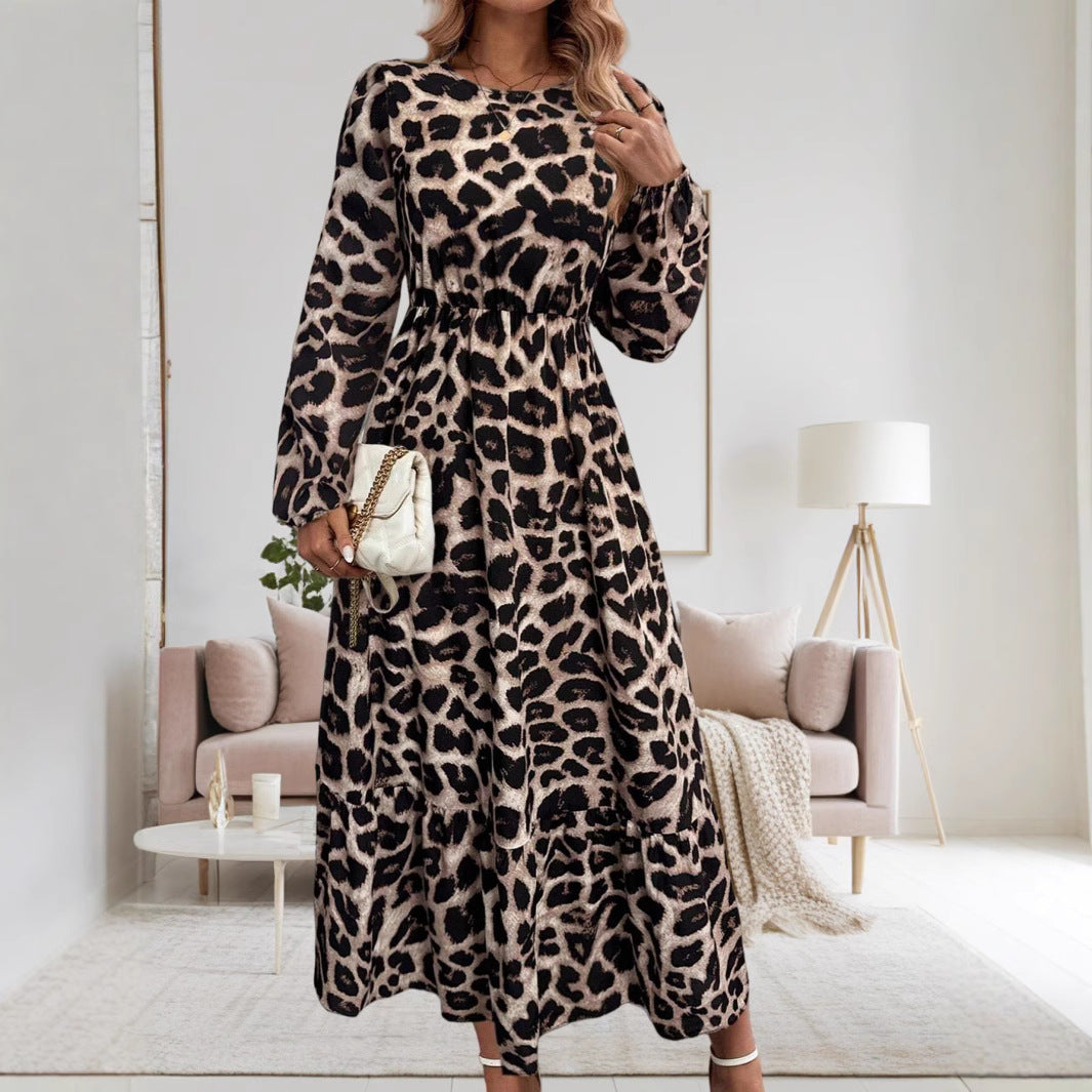Dame maxikjole med elegant leopardmønster og svajende kant Stilla