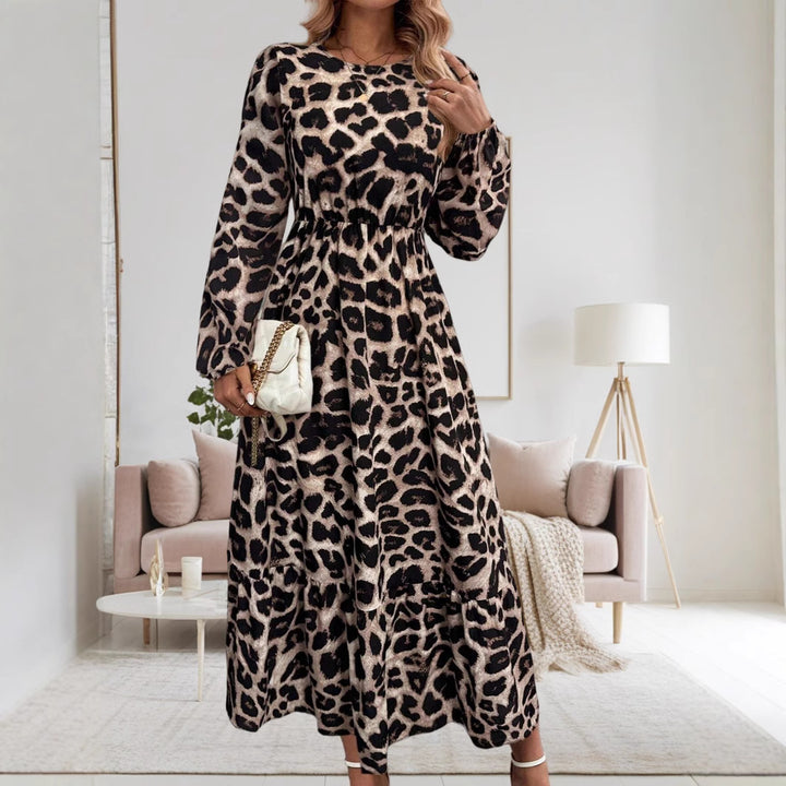 Dame maxikjole med elegant leopardmønster og svajende kant Stilla