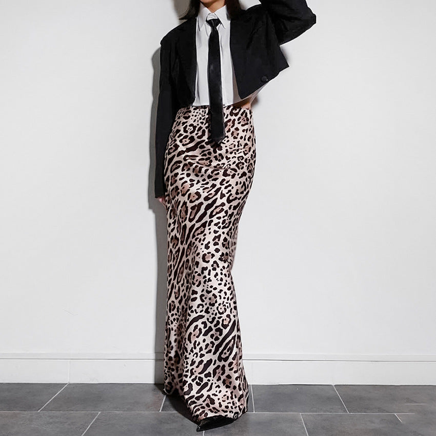 Dame Maxikjole med elegant leopardmønster og svingende kant Stilla