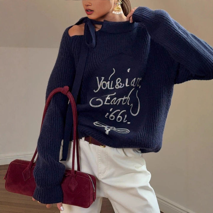 Kvindernes chunky strikket sweater med dekorativ tekst og asymmetrisk halsudskæring Stilla