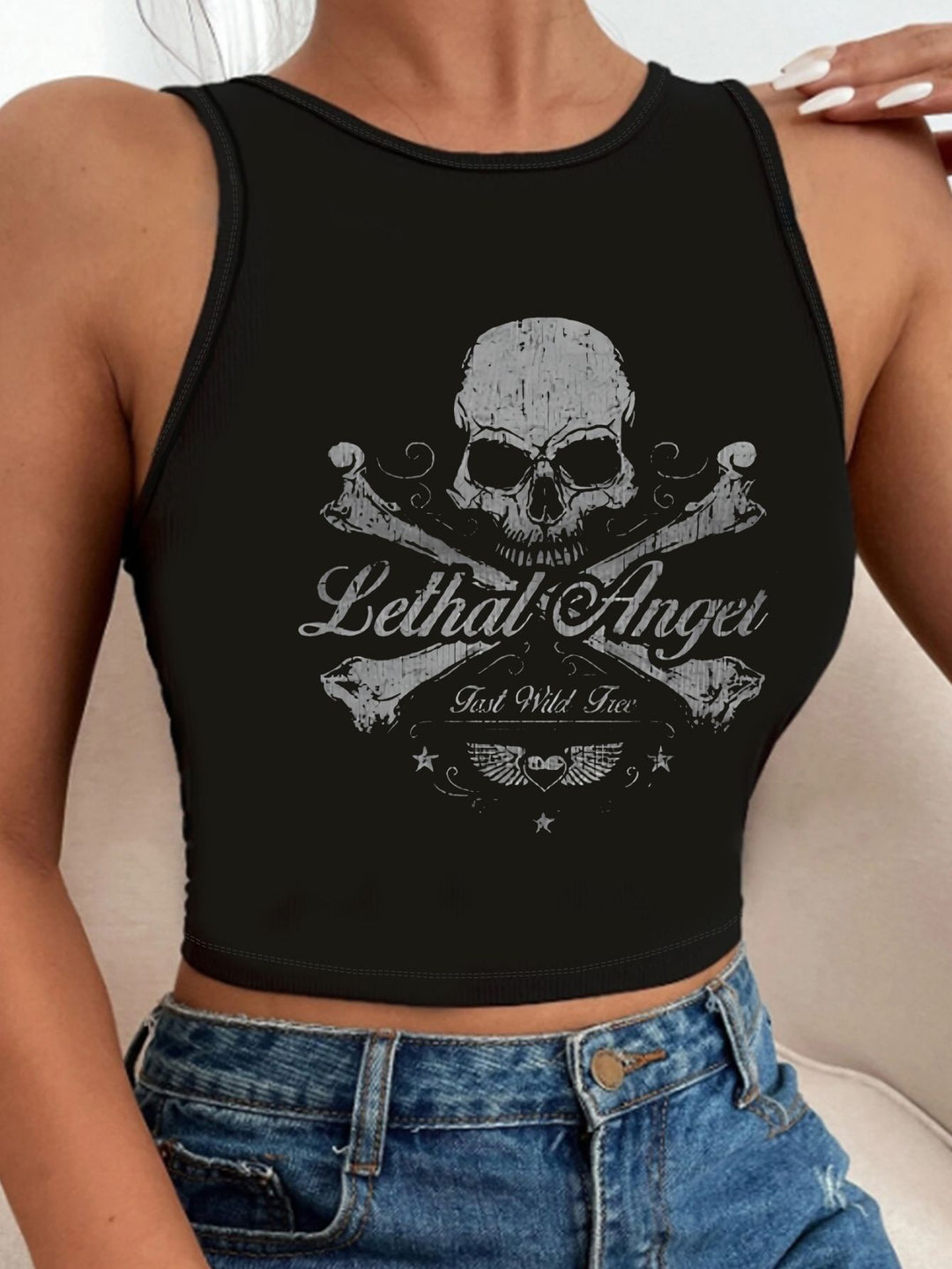 Dame crop-top med iøjnefaldende tekst og tætsiddende snit Skovae