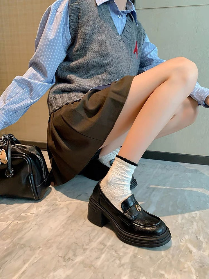 Dame Chunky Heel Slipper med dekorativt emblem Stilla