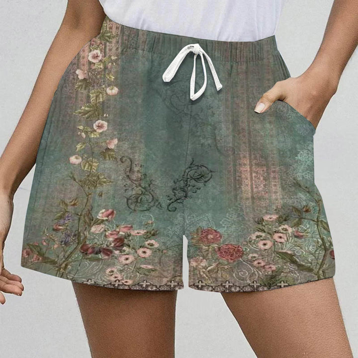 Dame shorts med blomsterprint og sidelommer Stilla